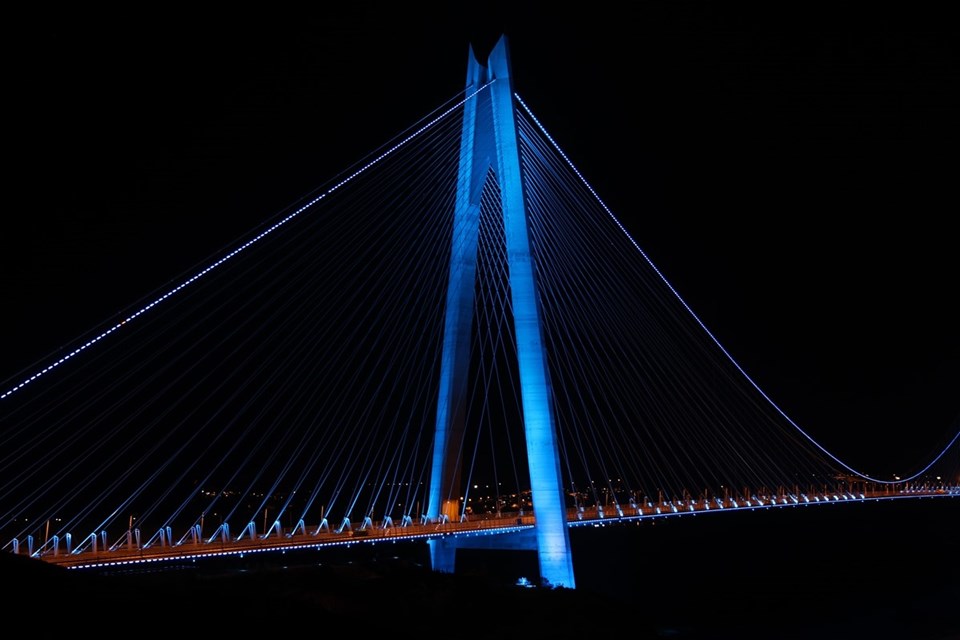 İstanbul'un köprüleri maviye büründü - 1