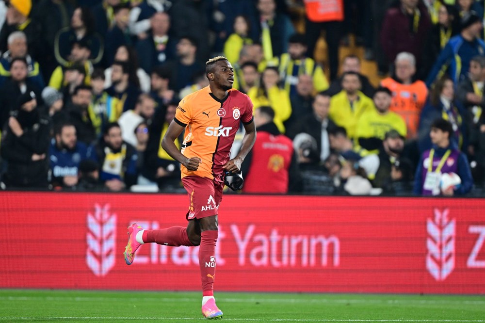 Canlı Derbi Kaosu: Fenerbahçe-Galatasaray Maçında Saha Karıştı! 79