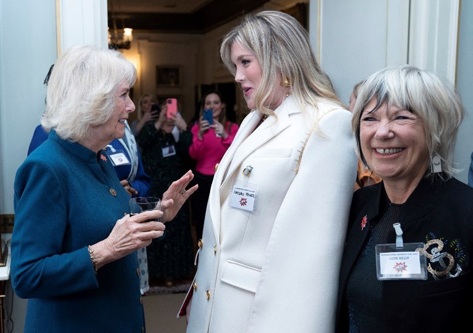 Düşes Camilla ile kendisini canlandıran oyuncu Emerald Fennell bir araya geldi - 2