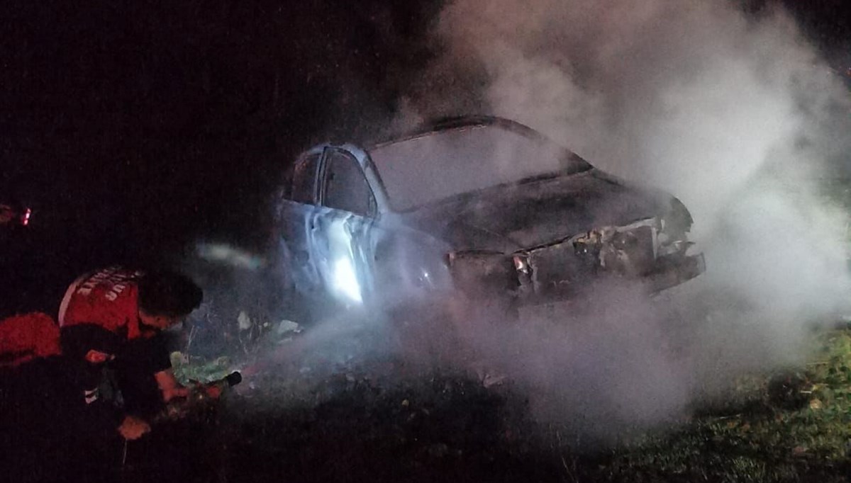 Boş arazide otomobil yangını Boş arazide otomobil yangını