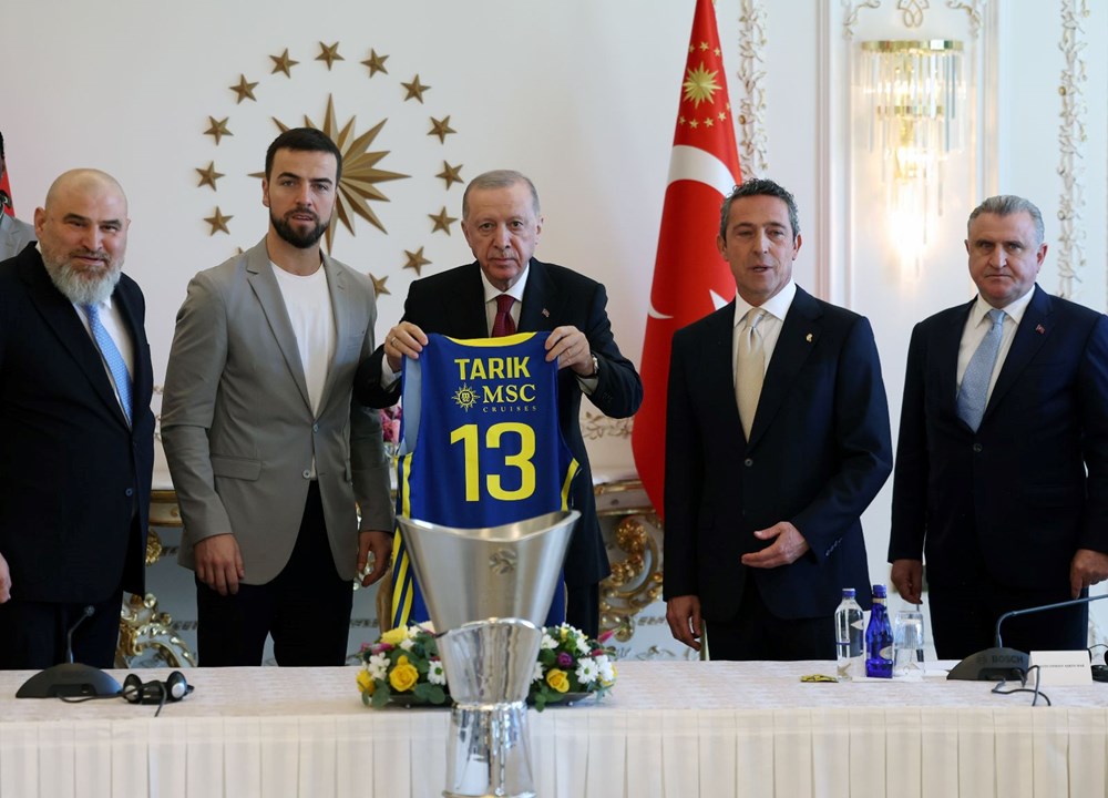 Cumhurbaşkanı Erdoğan, Fenerbahçe Beko'yu kabul etti: Nigel Hayes-Davis'ten forma hediyesi - 3