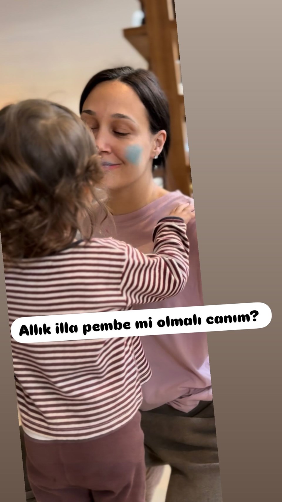 Gupse Özay'dan kızı Jan Asya ile yeni kare - 1