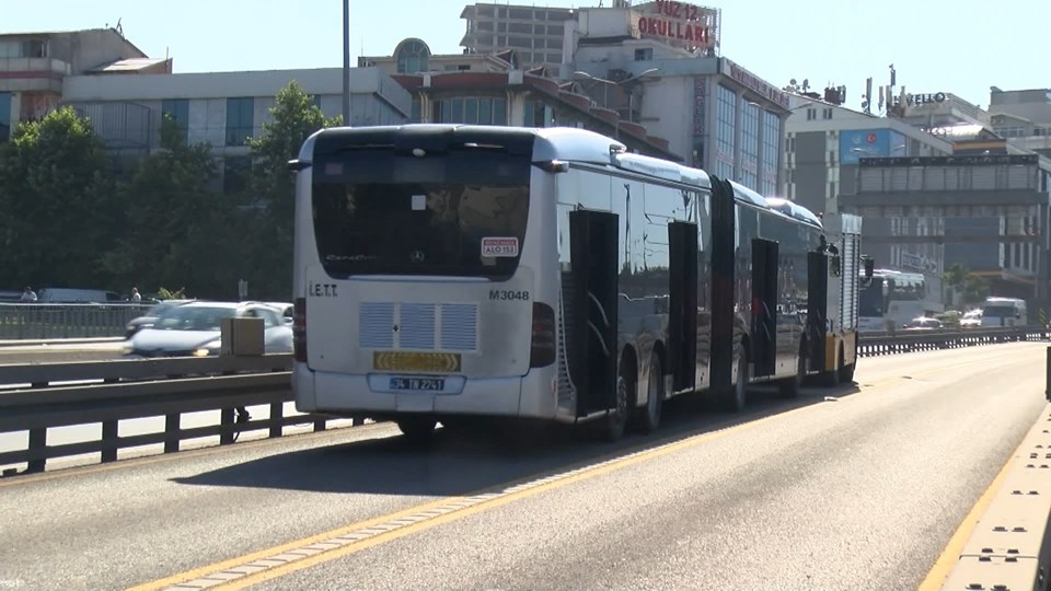 Metrobüsten dumanlar yükseldi, yolcular tahliye edildi - 1