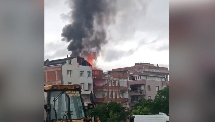 Sultanbeyli'de 5 katlı binada yangın paniği