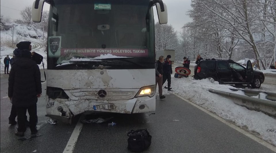 Voleybol takımını taşıyan otobüs cipe çarptı: 3 yaralı - 1