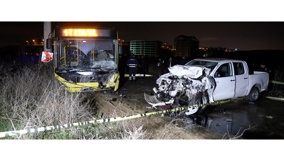 bursa da belediye otobusu ile kamyonet