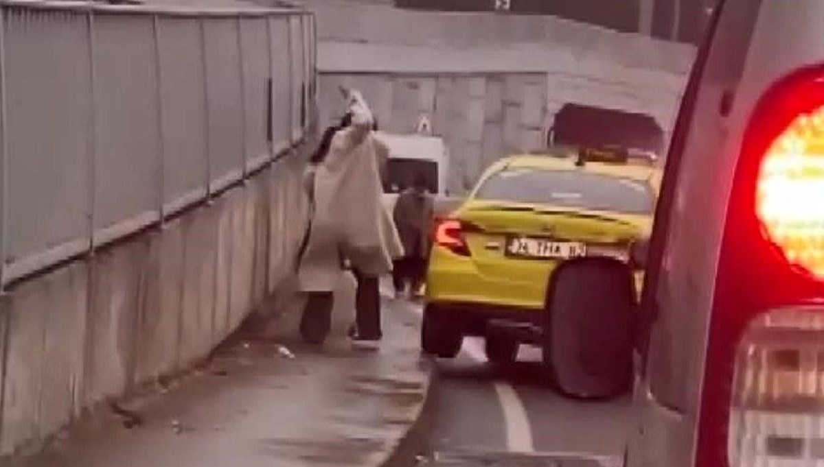 Kaldırıma çıkan taksiye yaya tepkisi Kaldırıma çıkan taksiye yaya tepkisi