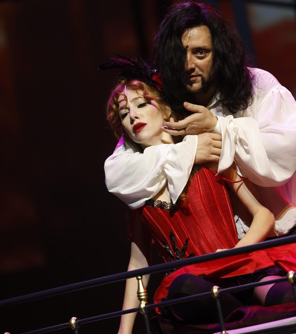Elçin Sangu "Jekyll and Hyde" müzikalinden ayrıldı - 1