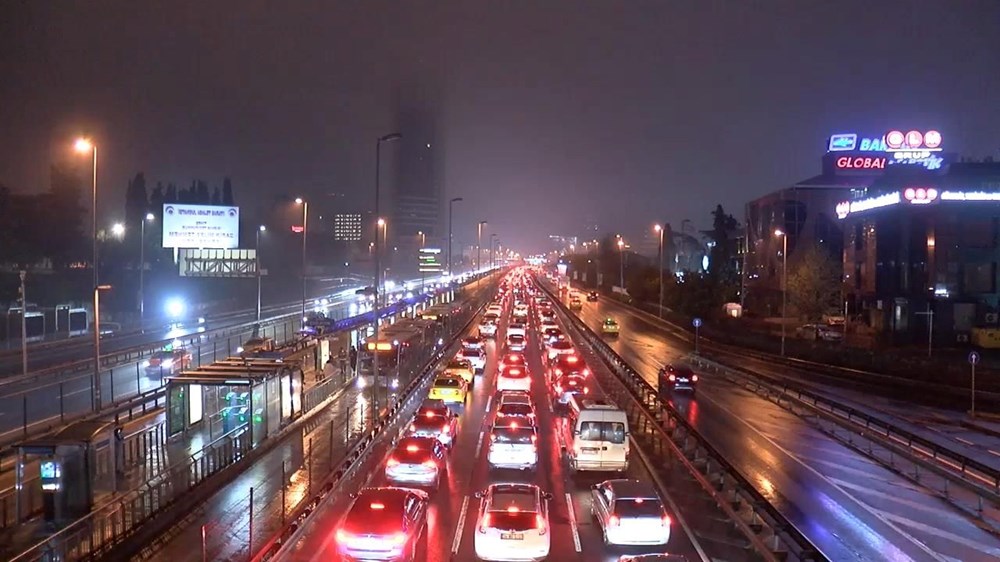 Yollarda bayram yoğunluğu: Otoyolların kesişim noktasında trafik durdu - 12