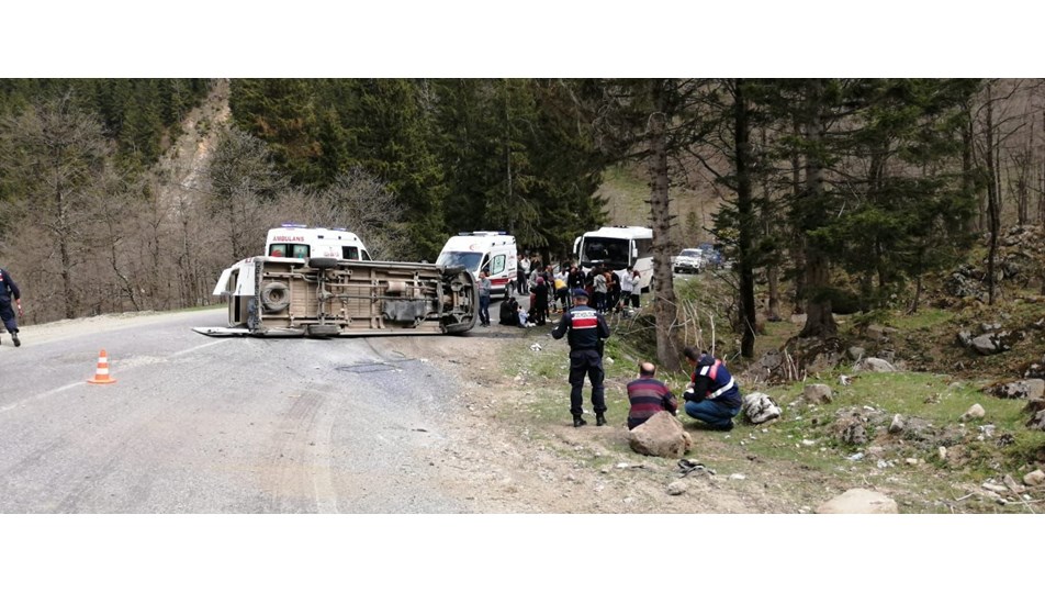 Öğrencileri geziye götüren minibüs devrildi: 10 yaralı