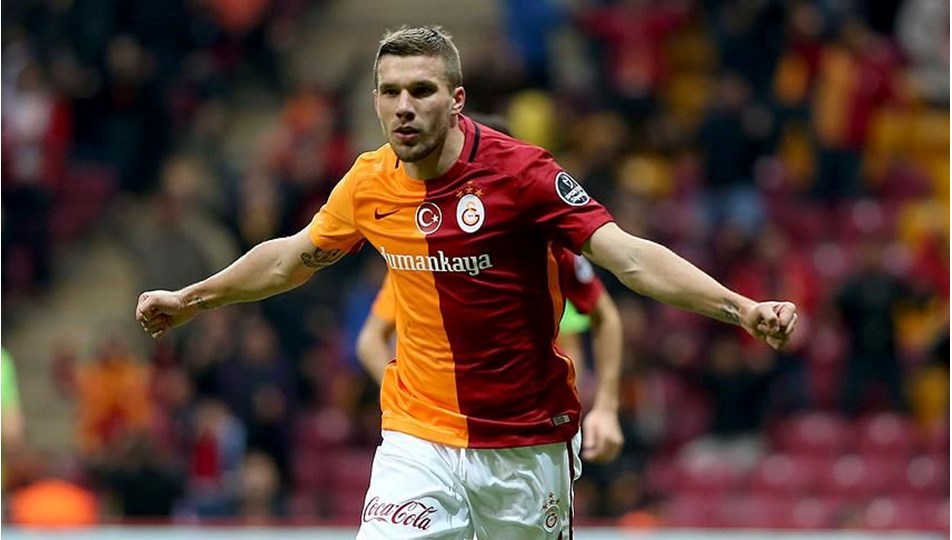Lukas Podolski'den depremzedeler için bağış