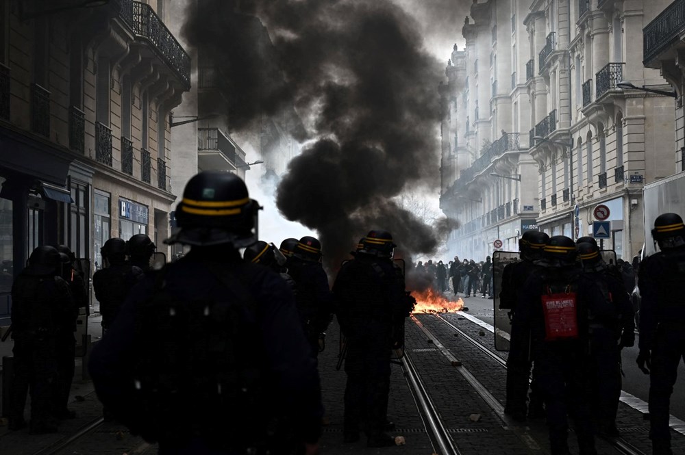 Fransa’da emeklilik reformu karşıtı gösteriler şiddetlendi: Bordeaux Belediye Binası ateşe verildi - 7