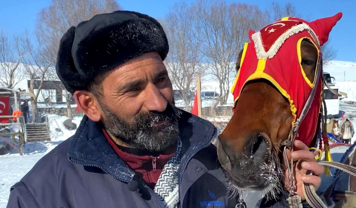 Buzla kaplı Çıldır Gölü'nde atlı kızakla gezinti keyfi