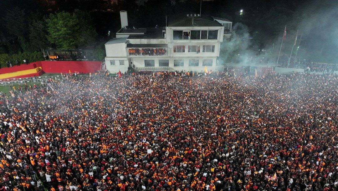 Şampiyon Galatasaray İstanbul'da Florya'da coşkulu karşılama
