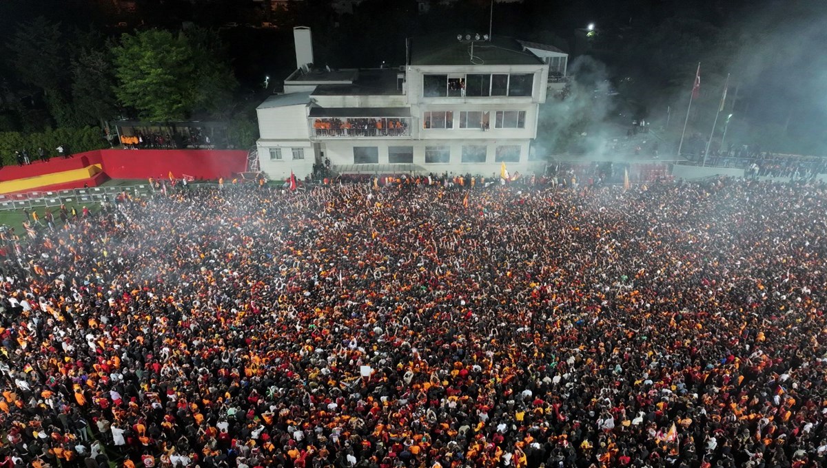 Şampiyon Galatasaray İstanbul'da: Florya'da coşkulu karşılama