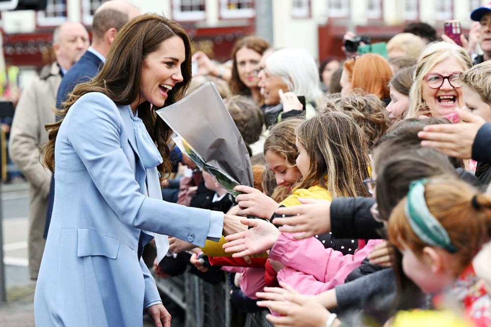 İrlandalı kadın Kate Middleton'ı gözünün içine bakarak protesto etti - 7