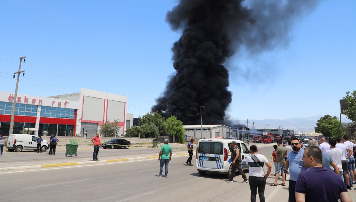 Denizli'de geri dönüşüm tesisinde yangın