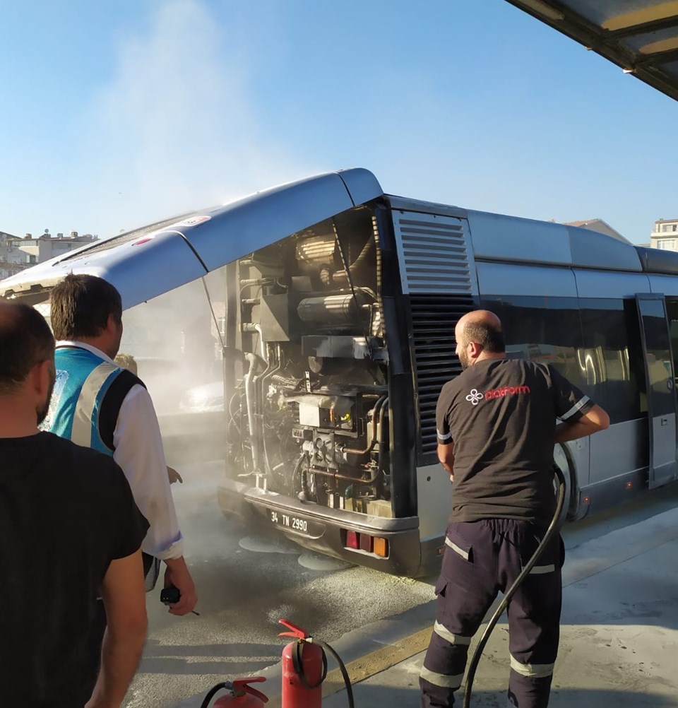 İstanbul'da metrobüs yangını - 1