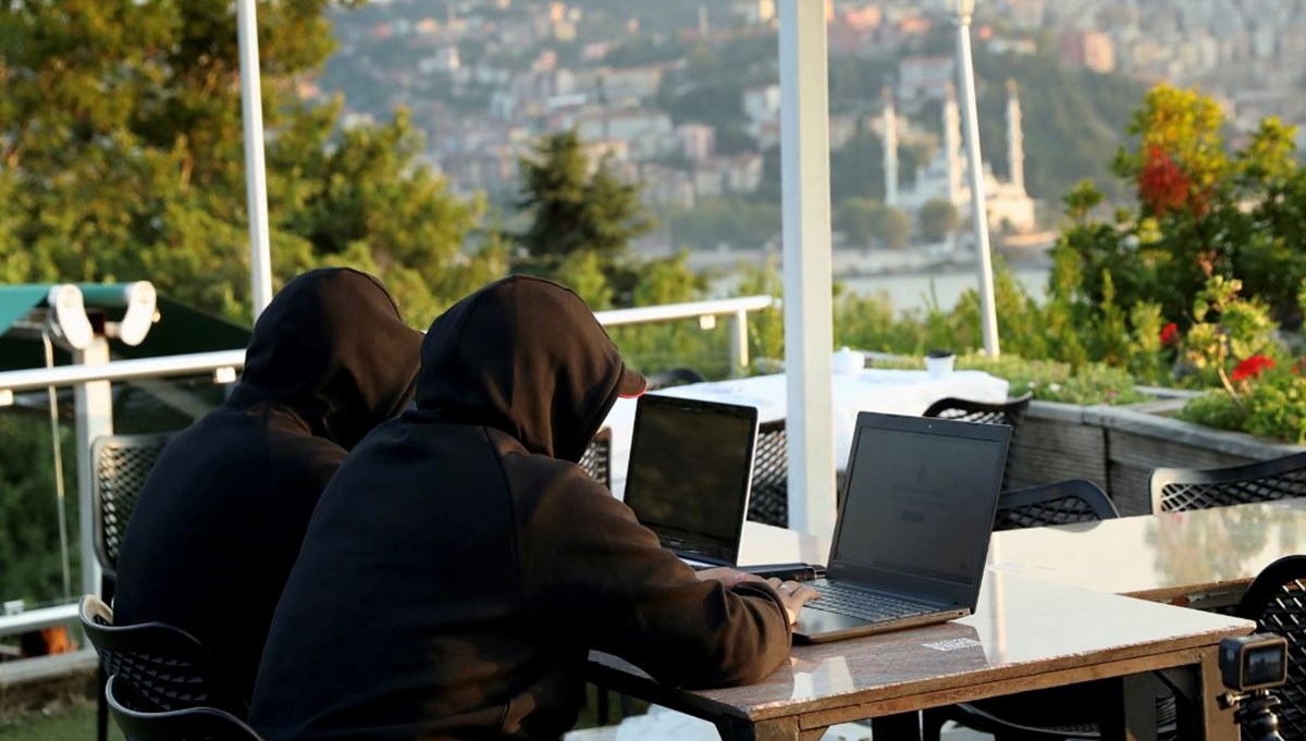 'Aranan hacker' Sanayi ve Teknoloji Bakanı Mustafa Varank çıktı!