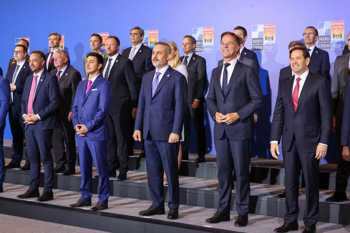 Toplantı öncesi aile fotoğrafı çekildi.