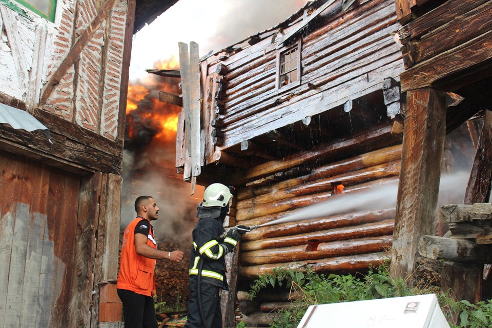 Kastamonu'da köyde çıkan çıkan yangında 10 ev küle döndü - 2