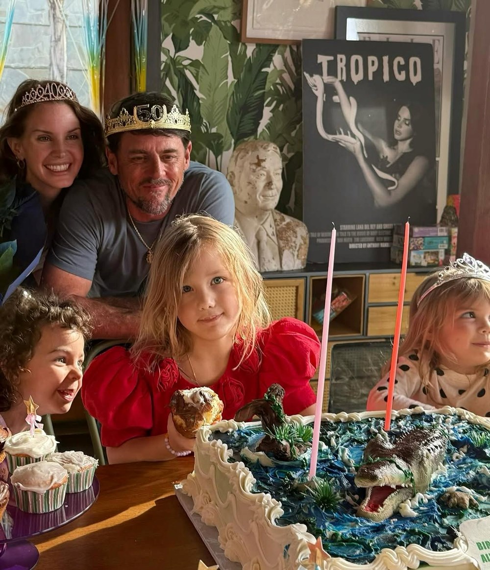 Lana Del Rey ilk kez paylaştı: Düğün gününden mutluluk pozu - 4