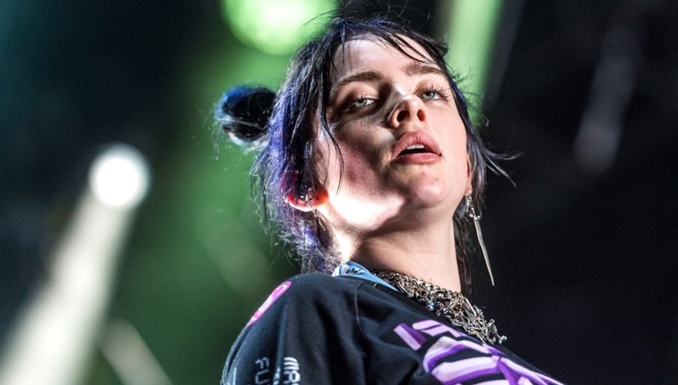 Billie Eilish Glastonbury Festivali'nde sahne alan en genç ana şarkıcı olacak - 1