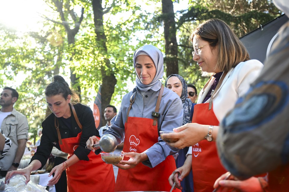 Genç KADEM'den Şehzade Camisi bahçesinde aşure ikramı - 2