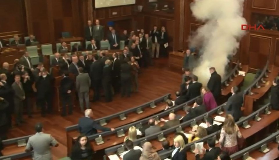 Kosova meclisine göz yaşartıcı gaz - 1