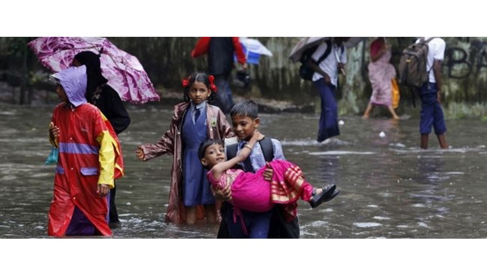 Hindistan'da şiddetli yağışlar 74 can aldı