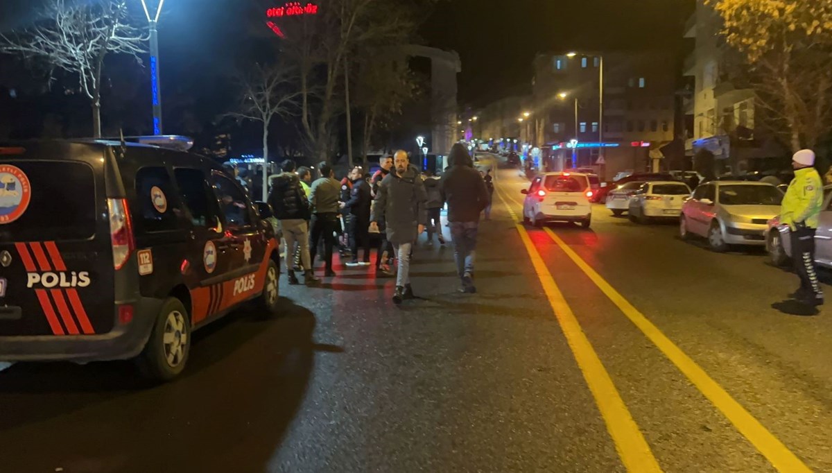 Kavga edip aracı polisin üzerine sürdü Kavga edip aracı polisin üzerine sürdü