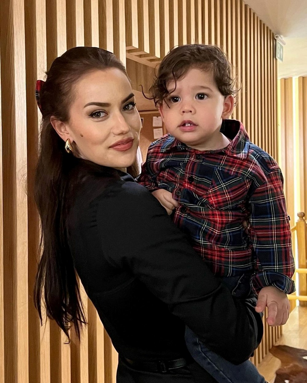 Kerem Özçivit'ten annesi Fahriye Evcen'e poz - 3