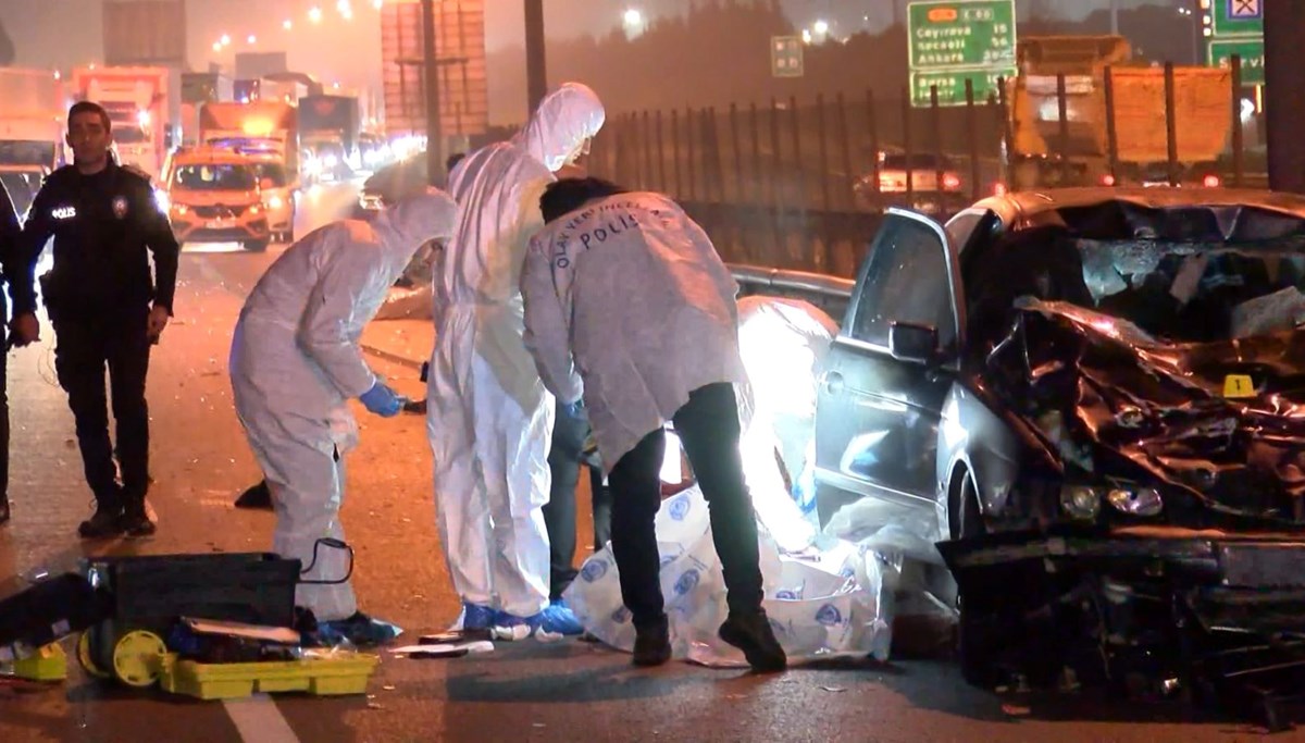 TEM Otoyolu'nda feci kaza: Otomobil yayalara çarptı, 5 kişi öldü TEM Otoyolu'nda feci kaza: Otomobil yayalara çarptı, 5 kişi öldü