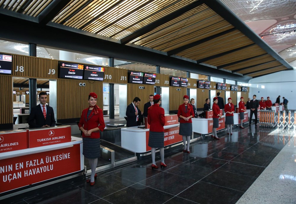 Turkish airlines аэропорт. Турецкие авиалинии на стойке регистрации. Turkish Airlines check in. Сотрудники Turkish Airlines Стамбул. Turkish Airlines аэропорт базирования.