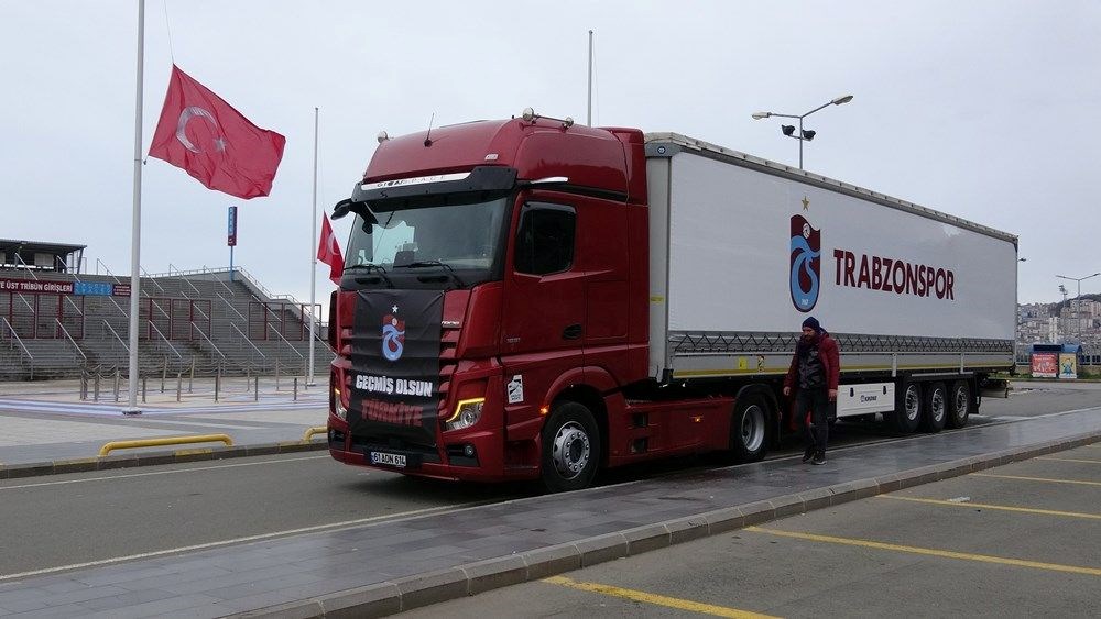<strong>TRABZONSPOR KAPILARINI DEPREMZEDE ÇOCUKLARA AÇIYOR</strong><br /> <br />Trabzonspor, barınma ihtiyacı olan çocukları Özkan Sümer Futbol Akademisi ve Kadir Özcan Tesisleri’nde ağırlayacak. <br /><br />Trabzonspor, evleri yıkılan, aileleri zarar gören veya barınma ihtiyacı olan çocuklara kapılarını açtı. Depremzedelere yardım etmek üzere Trabzon Valiliği ve AFAD koordinasyonu ile hareket eden bordo mavili kulüp, futbol akademisi tesislerini depremzede çocukları konuk edecek şekilde düzenledi. <br /><br /><br />