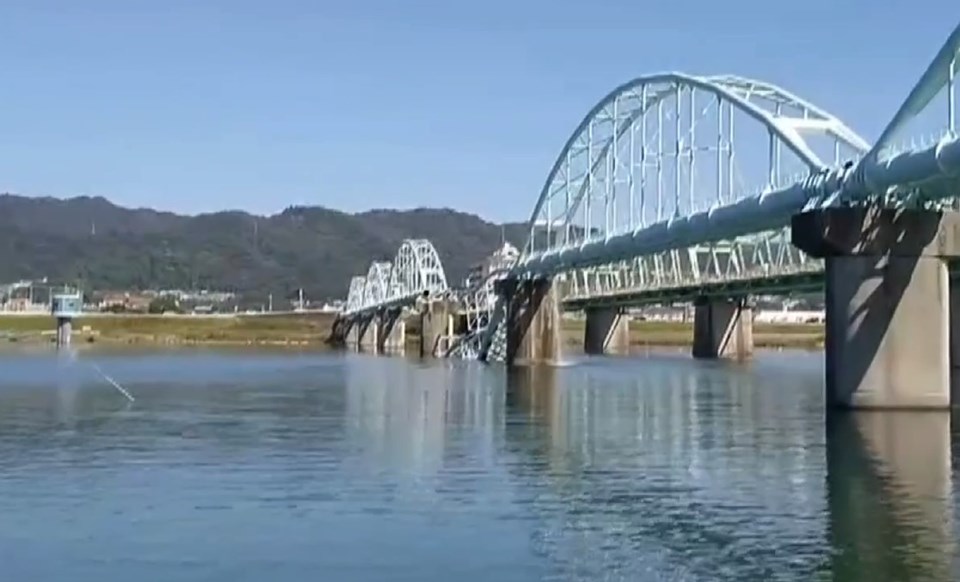 Japonya'da su borularını taşıyan köprü çöktü: 60 bin hane susuz kaldı - 2