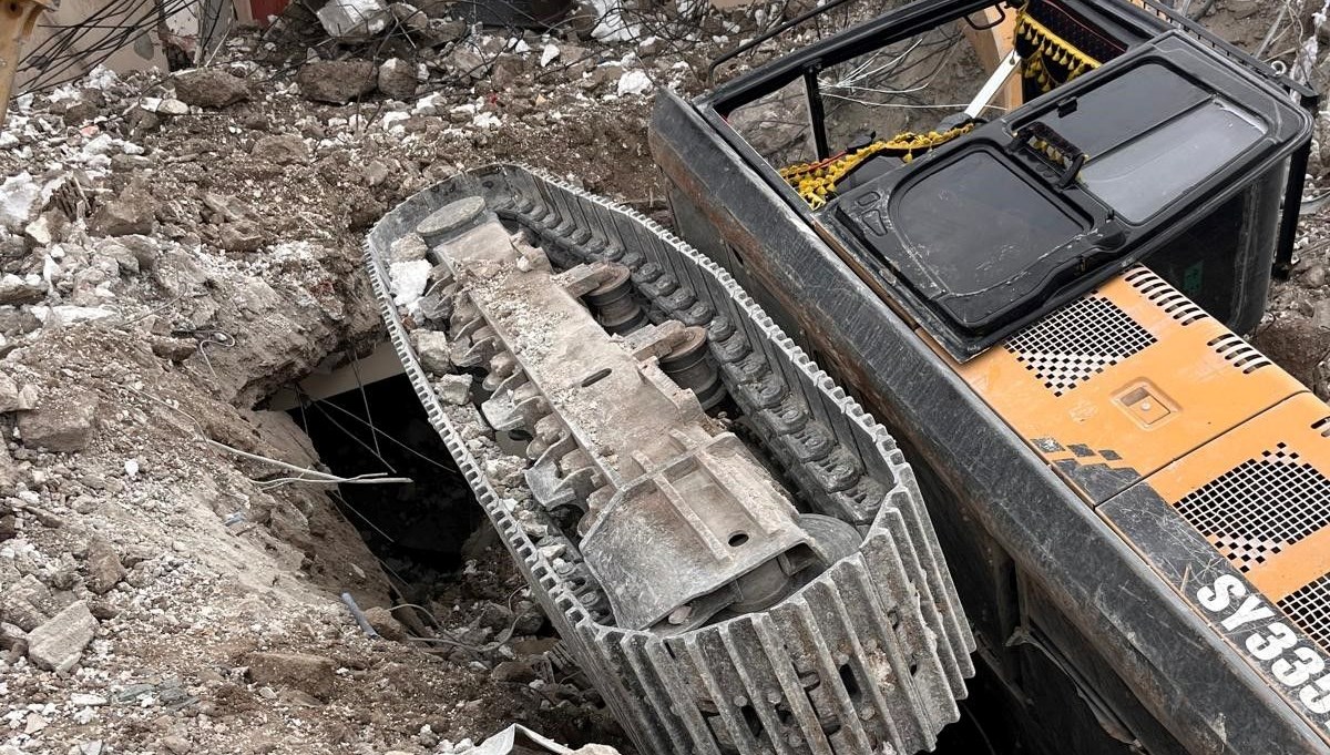 Yıkım yapan iş makinası devrildi Yıkım yapan iş makinası devrildi