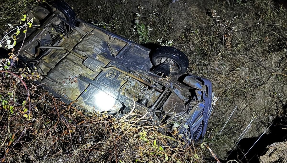Tokat'ta otomobil dereye düştü: 3 yaralı Tokat'ta otomobil dereye düştü: 3 yaralı