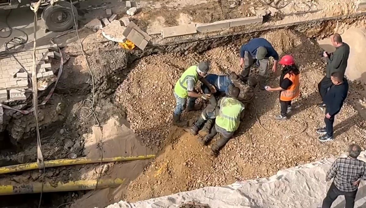 Toprak altında kalan işçiyi arkadaşları kurtardı