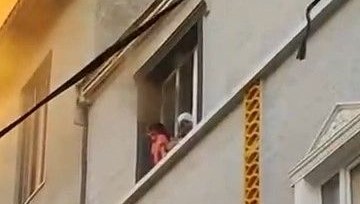 Alevlerden kurtulmak için önce torununu sonra kendini aşağı attı