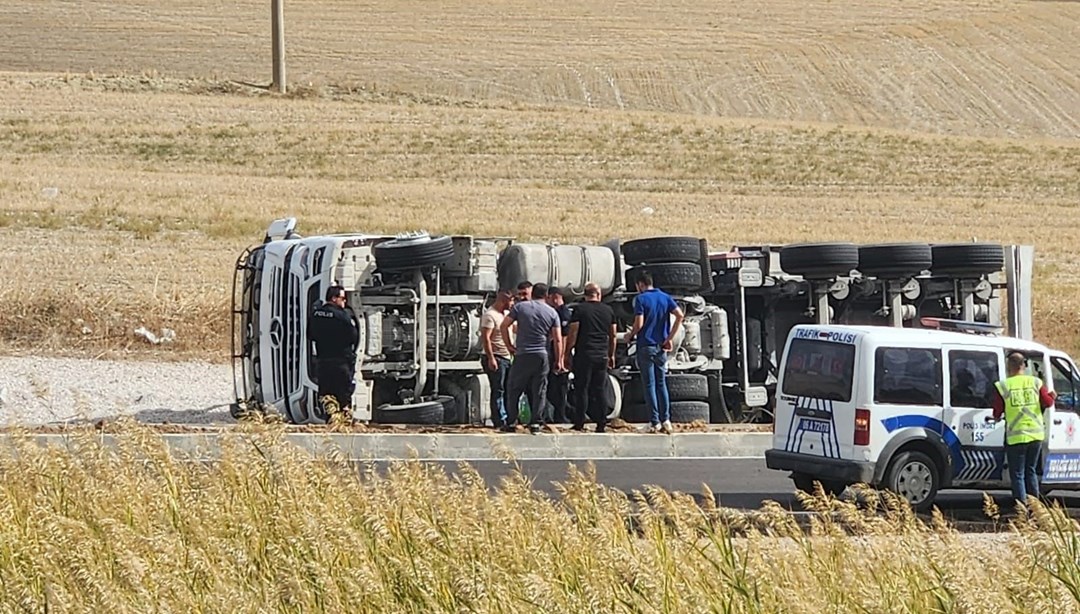 Ankara'da kuzu yüklü tır devrildi