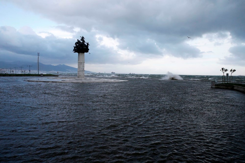 izmir de firtina deniz tasti isyerlerini su basti son dakika turkiye haberleri ntv haber