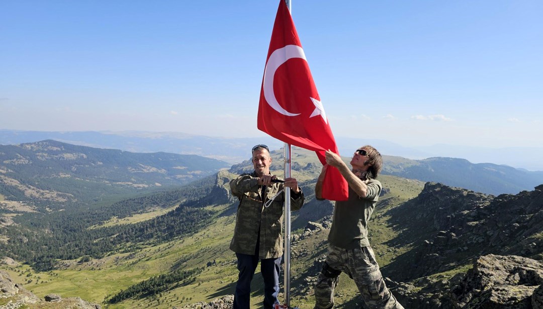 Zirvedeki yıpranan Türk Bayrağı yenisiyle değiştirildi