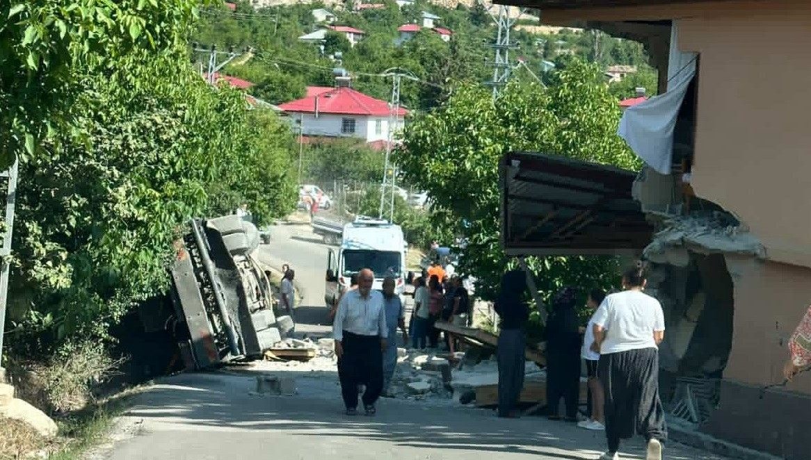 Kamyon eve çarpıp devrildi