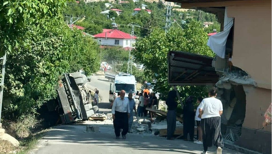 Mersin'de feci kaza: Önce eve çarptı sonra devrildi