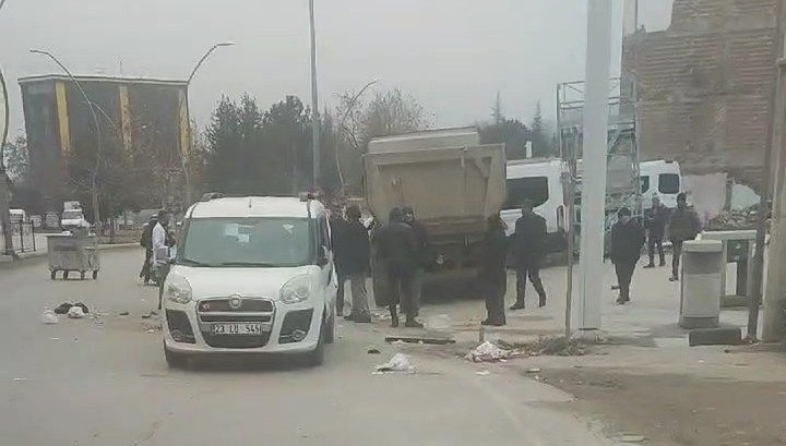 El frenini çekmeyi unuttu: Yol kenarındaki araçlara çarptı