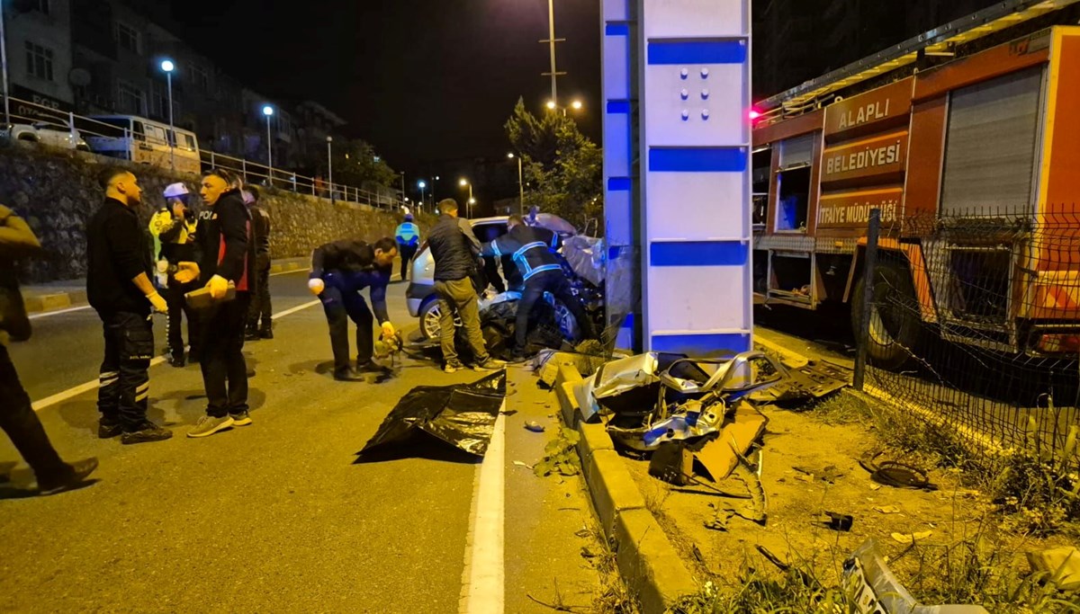 Zonguldak'ta otomobil üst geçide çarptı