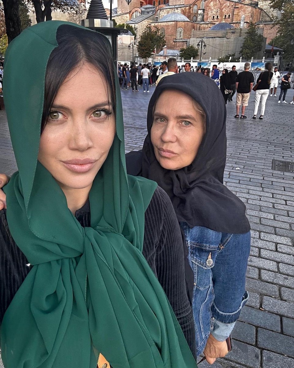 Wanda Nara'dan İstanbul turu: Ailesiyle Ayasofya'nın önünde poz verdi - 2
