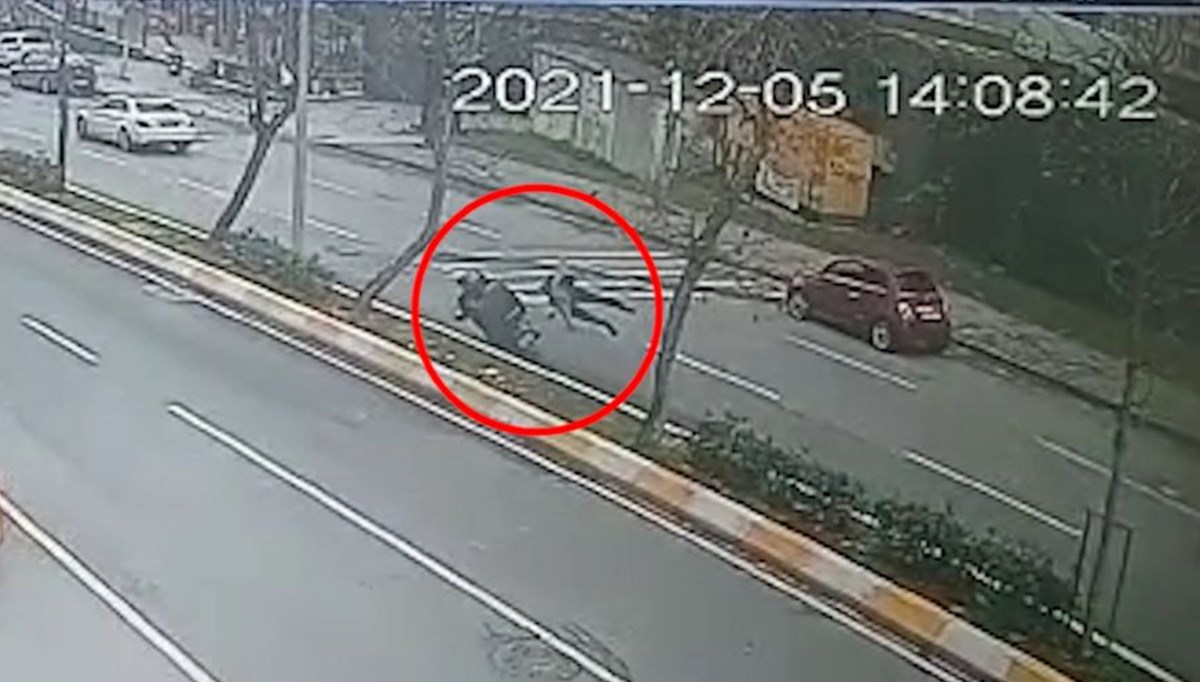 Motosiklet yayaya böyle çarptı
