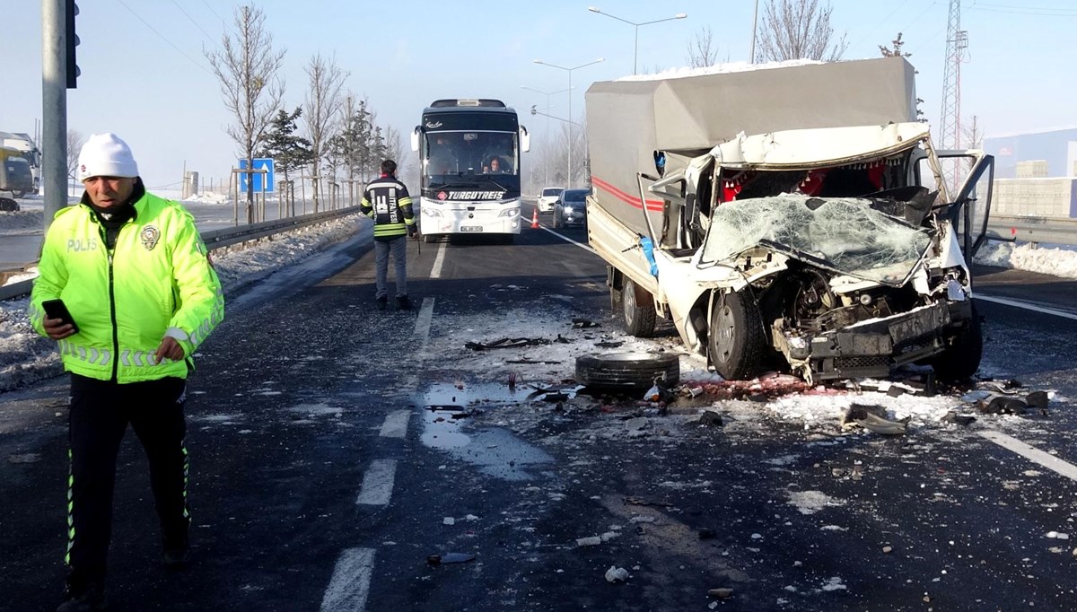 Erzurum’da sis kazası: Kırmızı ışıkta bekleyen kamyona çarptı